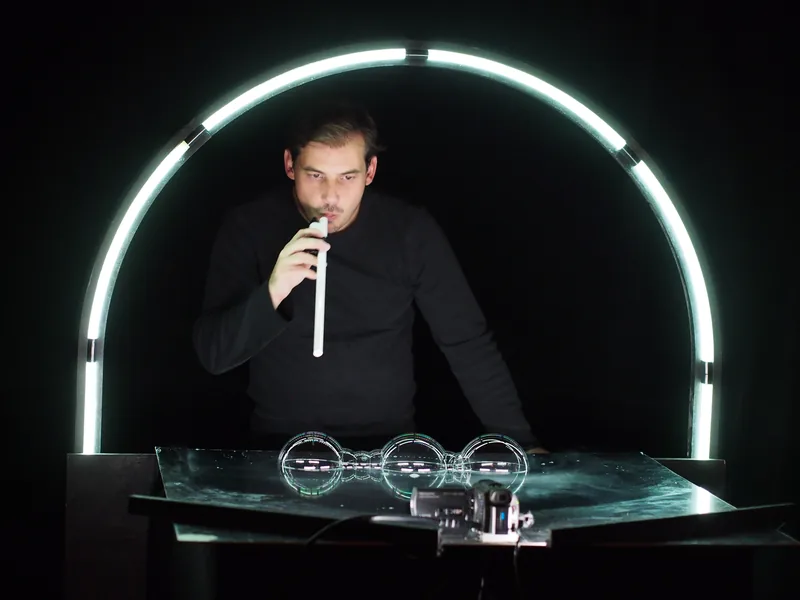 Vincent Wüthrich beneath the lit arch, three bubbles in a row on the mirrored table